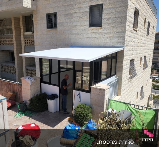 גג אלומיניום לבן מעל מרפסת סגורה